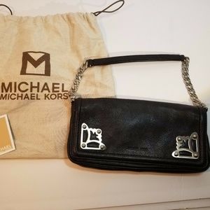 MICHAEL KORS SMALL BLACK LEATHER HANDBAG W/CHAIN